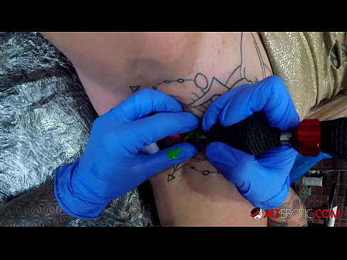 ❤️ Sully Savage ea nang le li-tattoo tse chesang haholo o ile a fumana tattoo clitoris ea hae litšoantšong tsa bootsoa st.sexafinkarasskaz.ru ❌❤